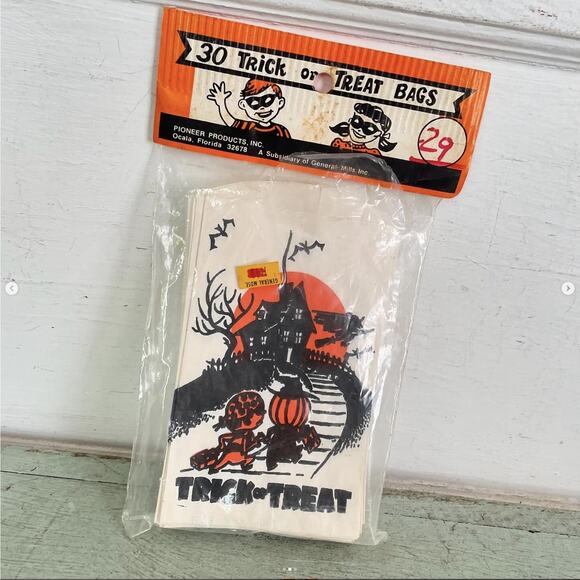 Vintage Halloween Trick or Treat Paper Bags House Moon Witch Bats 30 NOS Open - Picture 2 of 3